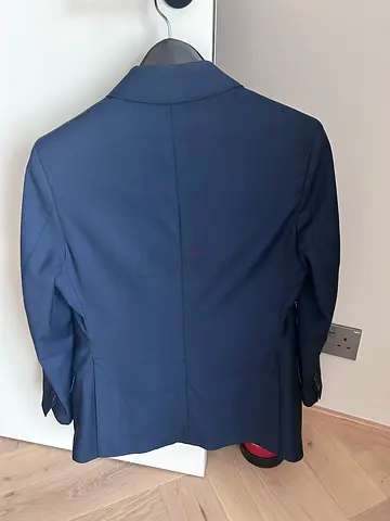 Navy Men's Blazer / Suit Jacket - Good Condition - 1 jacket and 4 pants - Taille 34 US
Taille 48/50