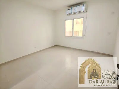 أول ساكن في بناية جديدة بالمجاز . 3 غرف وصالة بموقع مميز على شارع الوحدة  صالة واسعة وبلكونة بإطلالة مفتوحة وتكييف سبليت