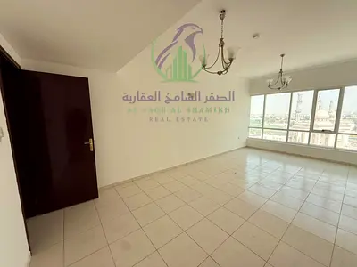 شقة غرفتين وصالة للإيجار السنوي في التعاون الشارقة بلكونة خزائن بالحائط موزع كبير ثلاثة حمامات مسبح وجيم
