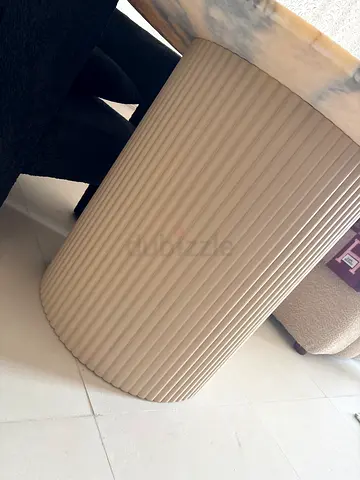 Marble-top round ribbed pedestal side table