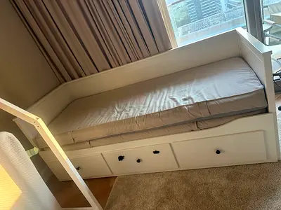 White daybed with storage drawers, single size