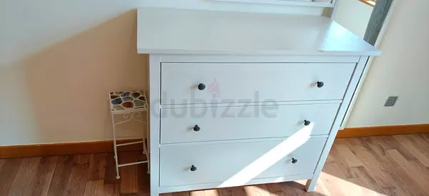 White Queen Bed with 3-Drawer Dresser / Chest in Excellent Condition