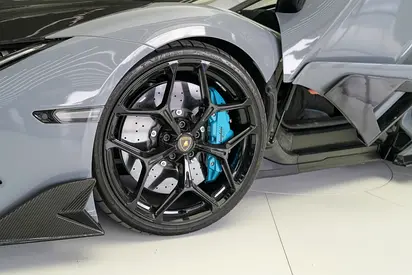 صورة 10 لـ 2024 Lamborghini REVUELTO