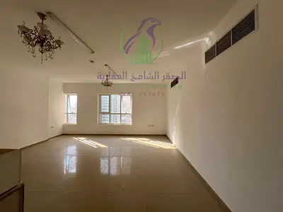 شقة ثلاث غرف وصالة للإيجار السنوي في التعاون الشارقة خلف دي تو دي غرفة ماستر غرفة خادمة ماستر بلكونة ومساحات كبيرة