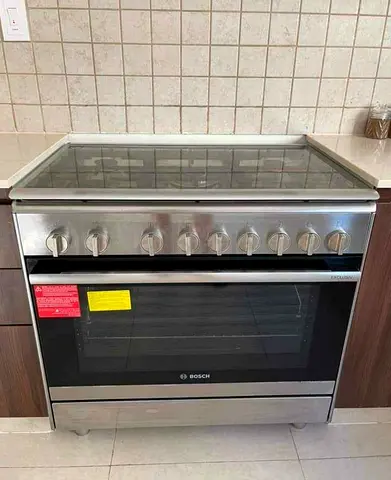 Bosch freestanding electric range with cooktop — good condition