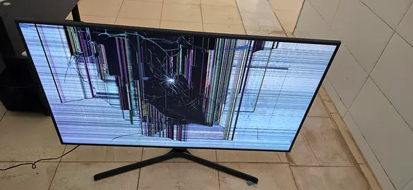 Samsung 55" LED TV with severely cracked screen - for parts or repair
