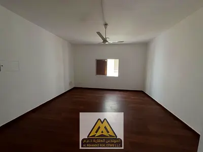 استوديو بمساحة كبيرة ومميزات ممتازة في الراشدية 3 بعجمان، يتميز بمطبخ شبه منفصل وتكييف مركزي وخزائن حائط، مع صيانة على المالك، بالإضافة إلى موقع مميز
