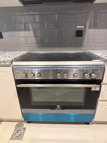 Brand New Electrolux EKG9000A4X 5-Burner Gas Cooker 90x60 – Never Used