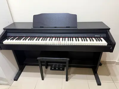 Roland RP30 Digital Piano in Black with Bench and Pedals - Good Condition