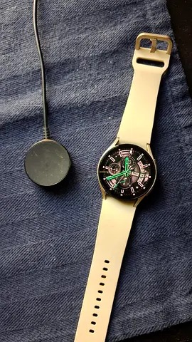 Samsung Galaxy Watch6 (40mm, Cream) – Excellent Condition with Charger