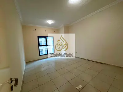🏡 متاح للإيجار السنوي في عجمان – الراشدية 1 🏡 ✨ شقة مميزة في أبراج الخور ✨ 🛏️ غرفتين وصالة 🧹 غرفة خادمة ماستر 🚪 صالة منعزلة 🌿 2 بلكونة 🚿 4 حمام