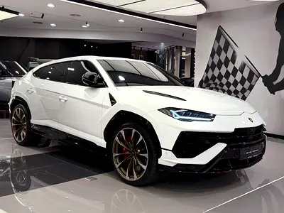 2024 Lamborghini URUS photo 2