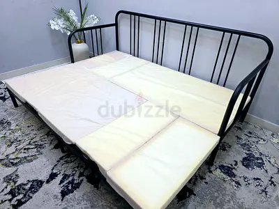 Black Metal Daybed Frame with Extendable Pull-Out Base