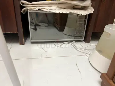 Compact microwave oven with mirrored door - good working condition