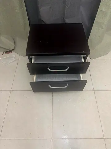 Dark wood 2- drawer bedside cabinet / small dresser