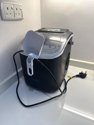 Crownful ice maker