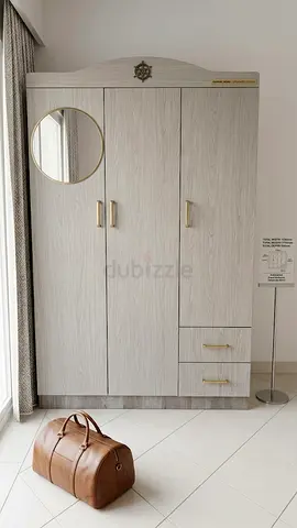 Light wood 3-door wardrobe with mirror and drawers Homebox— good condition