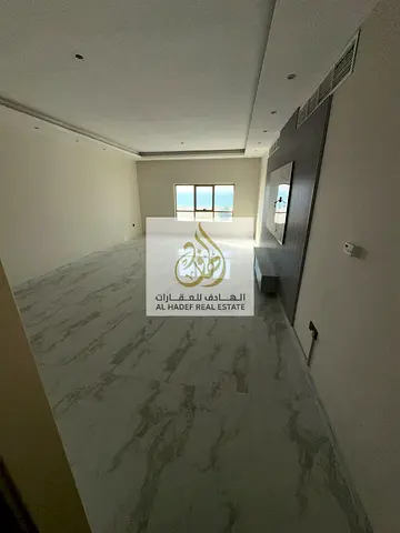ثلاث غرف وصاله من اكبر المساحات مع غرفه خادمه اطلاله بحريه بالكامل