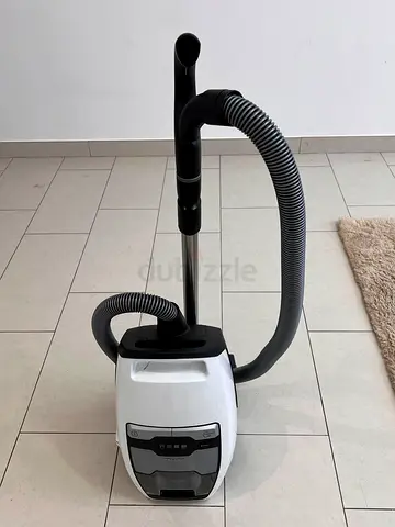 Miele Blizzard CX1 Comfort XL – Bagless Vacuum Cleaner
Good condition and fully working. Good suctio