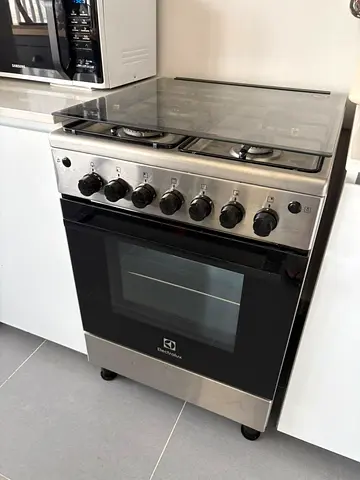 Electrolux 4-Burner Gas Cooker with Oven - Stainless Steel, Excellent working Condition