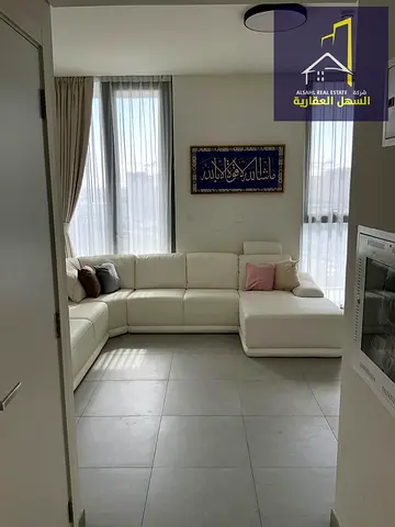 للإيجار السنوي شقة مفروشة غرفتين وصالة في بوليفارد 3 – الجادة شقة مميزة مفروشة بالكامل، تتمتع بتصميم عصري وموقع مميز داخل مشروع الجادة، مع سهولة الوصو