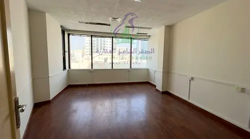 مكتب 1350 قدم بالمجاز 1 الكورنيش 6 غرف وغرفة اجتماعات حمامات ومطابخ أرضيات باركيه مقسم ومشطب بالكامل 95 ألف و6 أشهر مجانًا