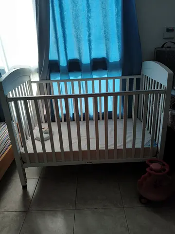 White Wooden Baby Crib in Good Condition