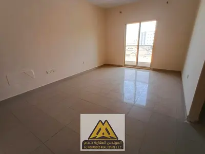 شقة غرفتين وصالة للإيجار السنوي | الجرف 2، عجمان | مع بلكونة | 2 حمام | تكييف مركزي | صيانة مجانية على المالك | 36,000 درهم على 4 دفعات