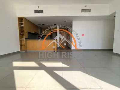 جناح استوديو أنيق وجميل يشبه غرفة نوم صغيرة مع إطلالة على المجتمع