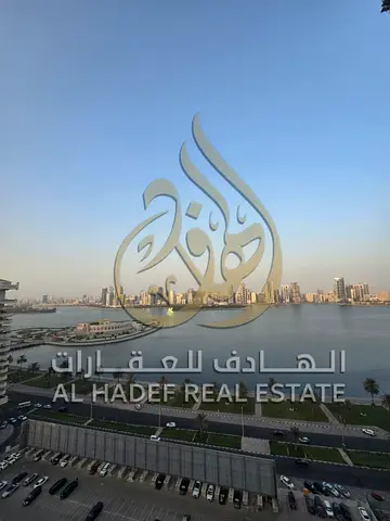 إطلالة بحرية | غرفة خادمة | خزائن مدمجة في الحائط | تشطيبات فاخرة | مساحات واسعة | تصميم عملي | مناسبة للعائلات | موقع مميز |