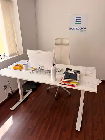 Height-adjustable white office desk - good condition.
120x60