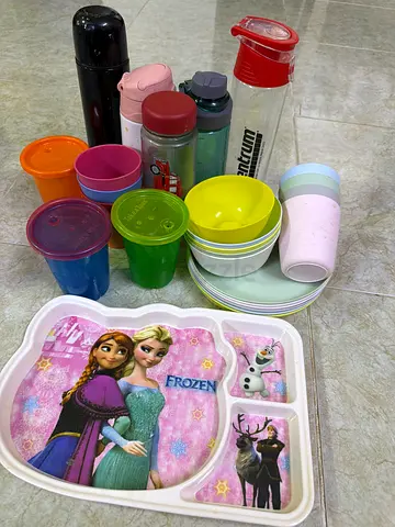 Kids mealtime set with Frozen divided plate and cups