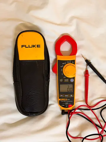 Fluke Clamp Meter Multimeter with Leads and Carry Case