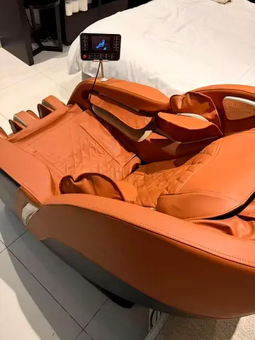New full-body massage chair in good condition - brown