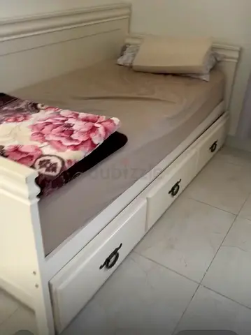 Single white wooden daybed with under-bed — good condition