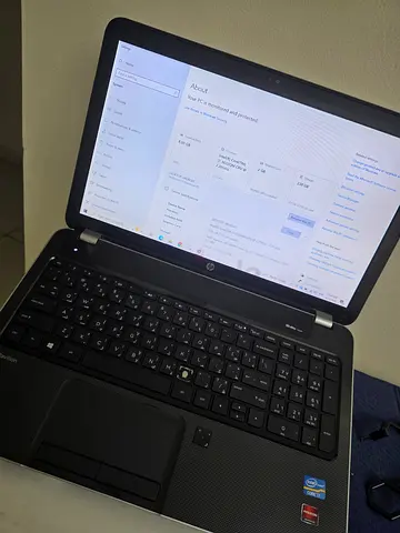 Laptop HP with damaged hinge , working good