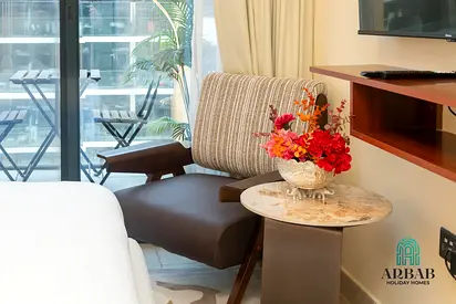 Super Deal, Royal brand-new Studio | Stunning Pool View Balcony | Newly Furnished | Flexible monthly stays available