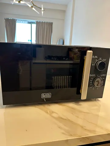 Black+Decker microwave Oven - Compact Countertop Oven in Good Condition
