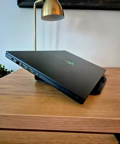 Razer Blade 17 Pro + razer stand + razer basilisk
