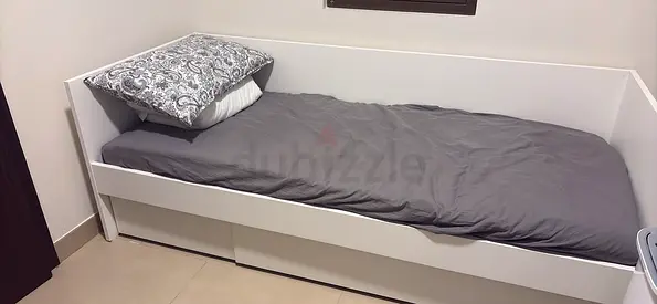 White single daybed with under-drawers — good condition