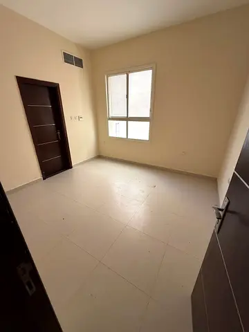 28,000 درهم سنوي | غرفة وصالة للإيجار في النخيل 2 – كورنيش عجمان | غرفة ماستر