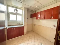Spacious 1 Bedroom Apartment in University Area – Roadside Building