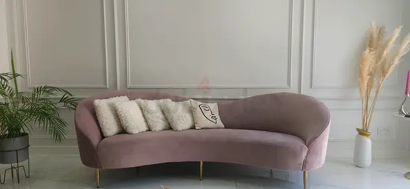 Curved pink velvet 3-seater sofa with gold legs - modern design