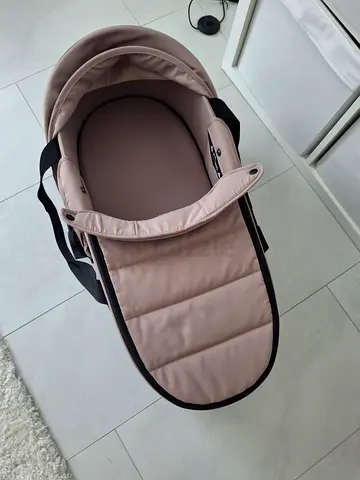 Stokke yoyo bassinet and new born pack