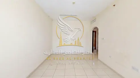 شقة غرفة وصالة للإيجار السنوي في القليعة الشارقة مساحة واسعة غرفة ماستر حمامان كبيران مطبخ مقسم تكييف وغاز مركزي باركن رملي مجاني وموقع مميز