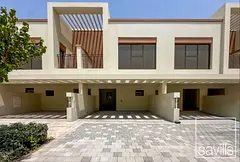 Large Garden I ReadyIHanded over| Modern Townhouse