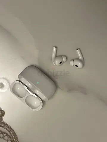 Apple AirPods Pro (2nd gen) with Wireless Charging Case - Good Condition