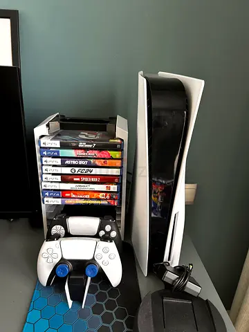 Ps5 with three controllers one pro controller a ps portal and a monitor 8 games amazing gift