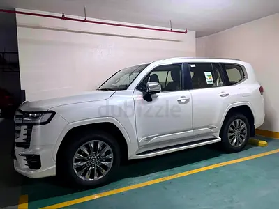 2025 Toyota Land Cruiser VXR GCC Specs - 18000 KMs,as good as New, no accident, white exterior