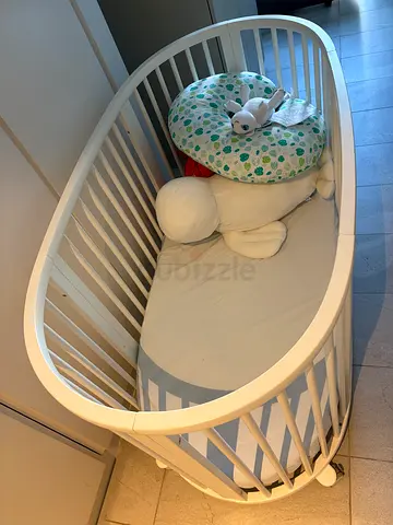 Stokke Sleepi bundle (like new condition) White oval baby crib / bassinet